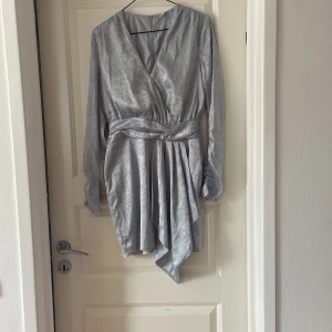 Satinklänning - Satinklänning från Nelly. Använd 1 gång 