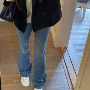 Säljer ett par ursnygga bootcut jeans som man kan styla såhär på hösten/vintern!💕 Midjemått:37-39 Innerbenslängden: 84