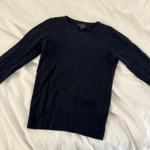 Gant Tröja - Stickad mörkblå/svart tröja från Gant! Sitter tajtare och är väldigt tjock och varm i materialet ❤️ Ställ frågor eller tryck ”köp nu”!