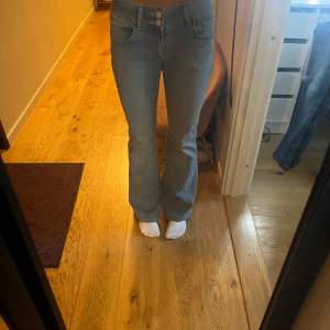 Lågmidjade jeans från Nelly, storlek 36 men passar 34 jättebra också! Jag säljer de på grund av att de inte kommit till användning alls. Nypris:700kr💗💗