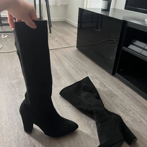 Svarta stövletter  - Stl 39 endast testade men säljer då dom inte används 