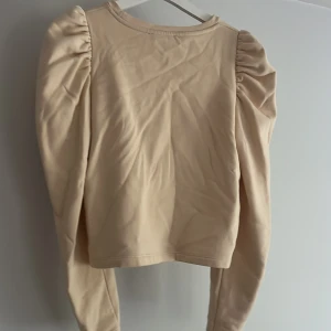 Beige tjocktröja - Fint skick 