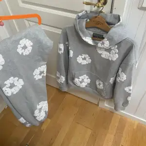 Säljer nu denna fina denim tears tracksuit. Väldigt stilig och håller en varm på vintern. Skick 7/10 då den varit i tvätten ett par gånger. Det är bara att skriva vid funderingar eller liknande! INGA BYTE