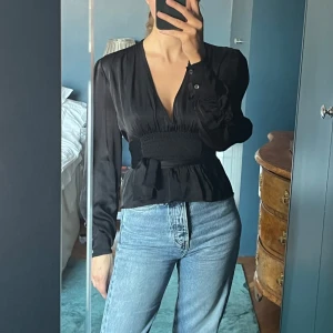 Alexa Chung Blus - Elegant svart blus från Alexa Chung Modell: Crêpe Satin AW2018 Vackra flowiga armar V-ringad  Band som knyts i ryggen för att framhäva midjan Storlek: UK 8, 36/S Knappt använd i toppen skick