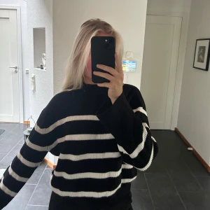 Stickad tröja - Svart vit stickad tröja 😘