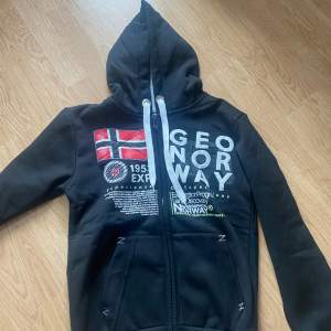 Spritt ny Geo Norway zip Hoodie i storlek S!