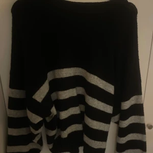 Gosig stickad tröja - Jätte fin stickad tröja från Nelly som jag endast använt ett få antal gånger! Den är i storlek L men skulle säga att den massage M/L!🩷  Hund finns i hemmet!