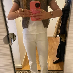 Vita bootcut jeans 🤍 - Säljer dessa jättesnygga vita midwaist bootcut jeansen. 🤍 Storlek 34 och köpt från Ginatricot. Bra skick förutom lite smutsiga längst ner på byxbenen men går säkert bort i tvätten.🤍 skriv för fler bilder eller frågor!! Pris kan diskuteras🤍🤍