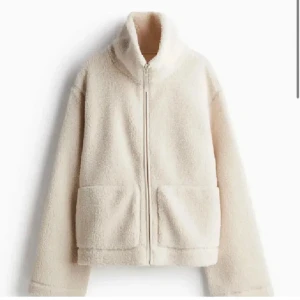 Teddy jacka hm - Säljer min supersnygga Teddy jacka från hm! Lånade bilder men exakt samma och storlek S. Använd 3 gånger🤩🙌🏻🥰 köp direkt för 450kr ge prisförslag!