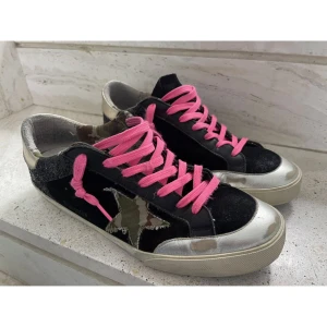 Golden goose skor - Säljer väldigt feta och unika golden goose dojor i storlek 45. Väldigt bra skick och är köpta på vestiaire