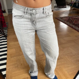 mid waist straight leg jeans - Från Gina Tricot💕 nästan aldrig använda! skulle säga att de passar någon som är 165-175cm💕