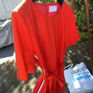 Hugo boss klänning  - Hej! Lite dåligt bild, men man förstår förhoppningsvis hur den ser ut. Hugoboss klänningen har inte kommit till användning därför säljer jag den för 500 kr. 