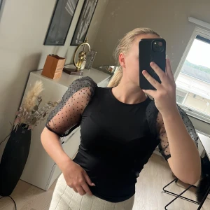 Svart topp - Snygg svart topp 