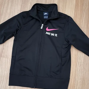 SÅLD‼️ - ⭐️Strl: 146-156/S⭐️ NIKE jacka!! Fint skick💗Lite nopprig på vissa ställen men är lätt fixat💗
