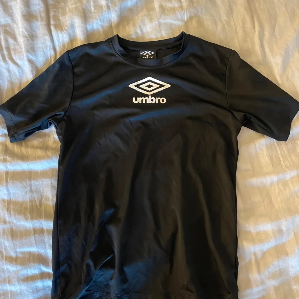 En svart tränings tröja från Umbro. I storlek 164.. Sportswear.