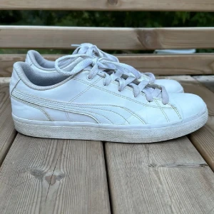 PUMA sneakers - Riktigt snygga vita sneakers från Puma Storlek 42 (köpte på herravdelningen)