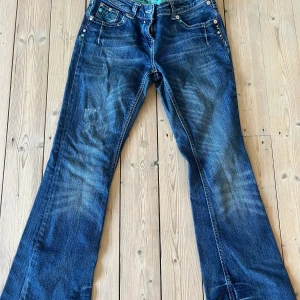 Jeans - Midjemått: 38 cm Innerbenslängd: 70 cm Går att sprätta upp en bra bit så dem blir längre 