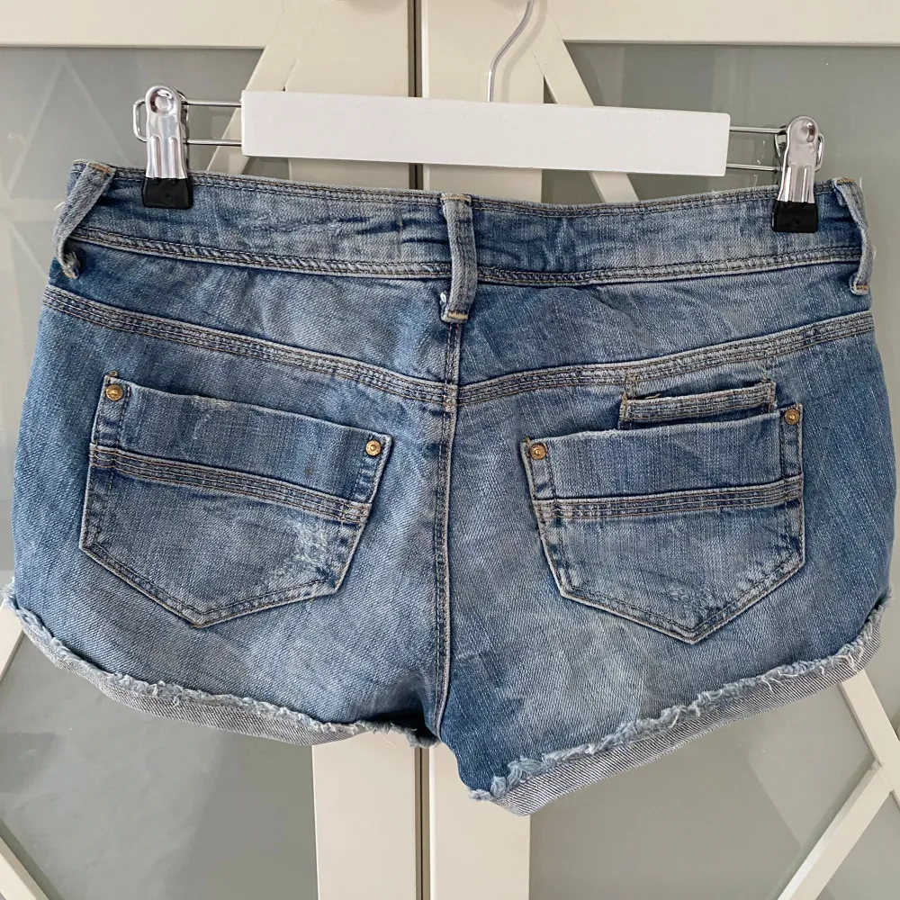 Älskar med aldrig använt  Midjemåttet rakt över- 37cm💕 Pris kan diskuteras vid snabb affär 💕. Shorts.