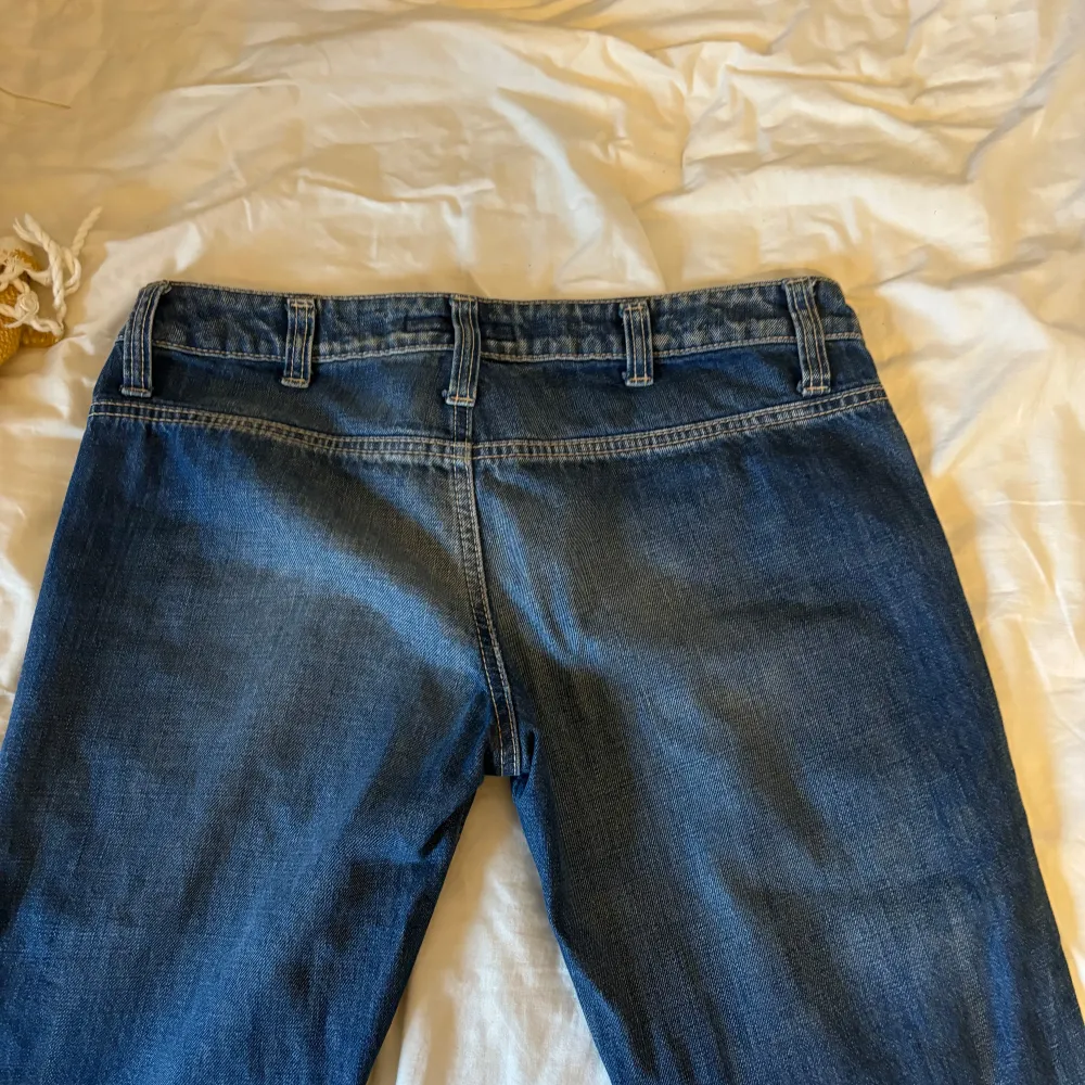 Säljer pga använder ej längre! Coola jeans som har passat mig som vanligtvis har 36/ small som storlek . Jeans & Byxor.