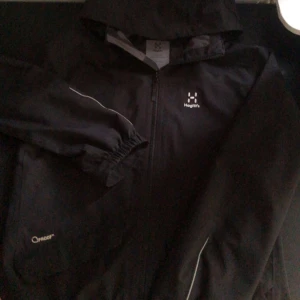 Haglöfs jacka - Säljer min Haglöfs jacka pga den är för liten. Storlek s och är i nyskick 