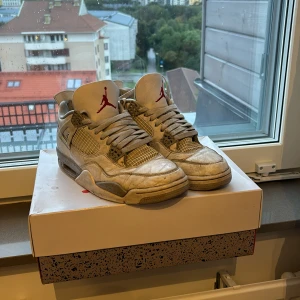 Jordan 4 oreo - Säljer nu dessa väldigt fina jordans 4 oreos i sick 6/10 skulle jag säja äkta tror jag har kvitto nån stans dom jag kan fö fram box papper med följer perfekta nu till vintern då dem kommer se nya ut igen🤩 