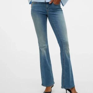 Lågmidjade jeans - Ljusblåa lågmidjade jeans från Vero Moda. I storlek s och längd 30. Innerbensmått: 79cm 💞 