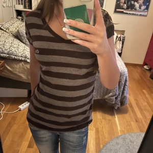 Lacoste t-shirt - Lacoste t-shirt, välanvänd men i ett väldigt bra skick.