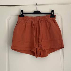 Linneshorts för barn från H&M. Bra skick.