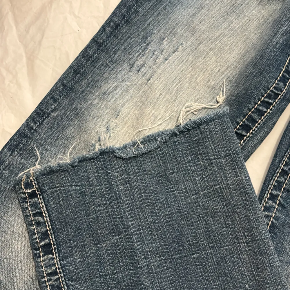 Lågmidjade Miss me jeans med superfina fickor. Säljer på grund av att de är för korta.  Innerbenslängd: 76cm midjemått (rakt över): va 39 cm.  priset går att diskutera❤️‍🔥 . Jeans & Byxor.