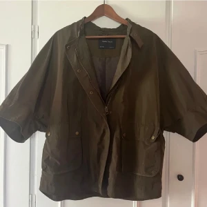 Trekvartsärmad jacka - En superfin höstjacka som är köpt på plick, säljer pga storlek💕 det står att den är i storlek S men skulle säga att den sitter mer som M💕priset kan diskuteras🫶