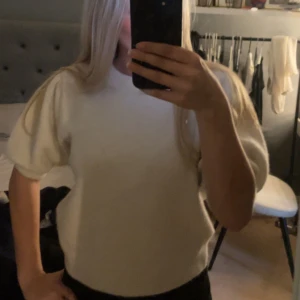 Stickad kortärmad tröja - Så fin stickad kortärmad tröja! i super skick och nästan aldrig använd