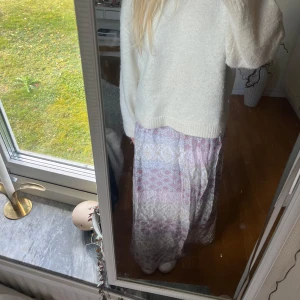 Färgglad kjol  - Färgglad kjol med liten slits  Står ingen storlek men passar många då den har töjbar midja 💘 