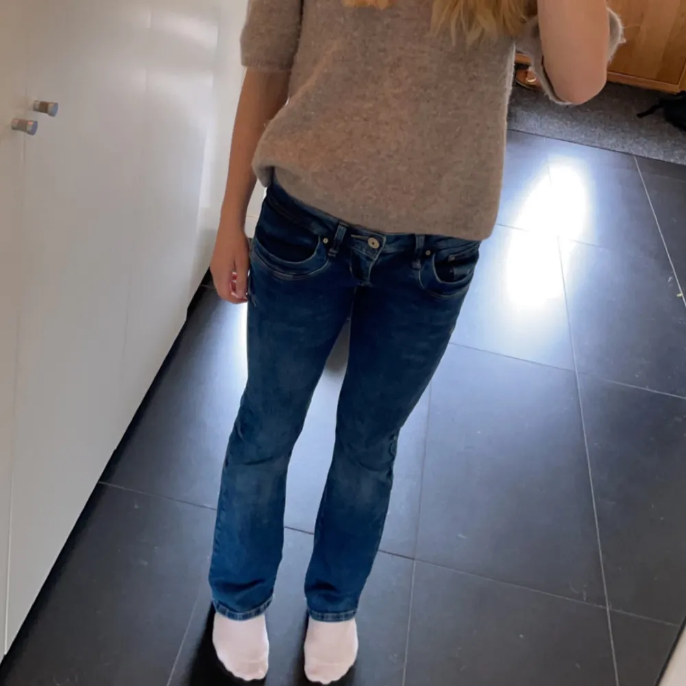 Jättefina Ltb jeans i valerie som tyvärr blivit för korta för mig🥲❤️är i storlek 26 i midjan och 30 i längden och är slutsålda överallt❤️Dom är low waist och bootcut i väldigt fint skick.. Jeans & Byxor.