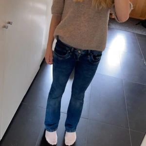 Ltb jeans - Jättefina Ltb jeans i valerie som tyvärr blivit för korta för mig🥲❤️är i storlek 26 i midjan och 30 i längden och är slutsålda överallt❤️Dom är low waist och bootcut i väldigt fint skick.