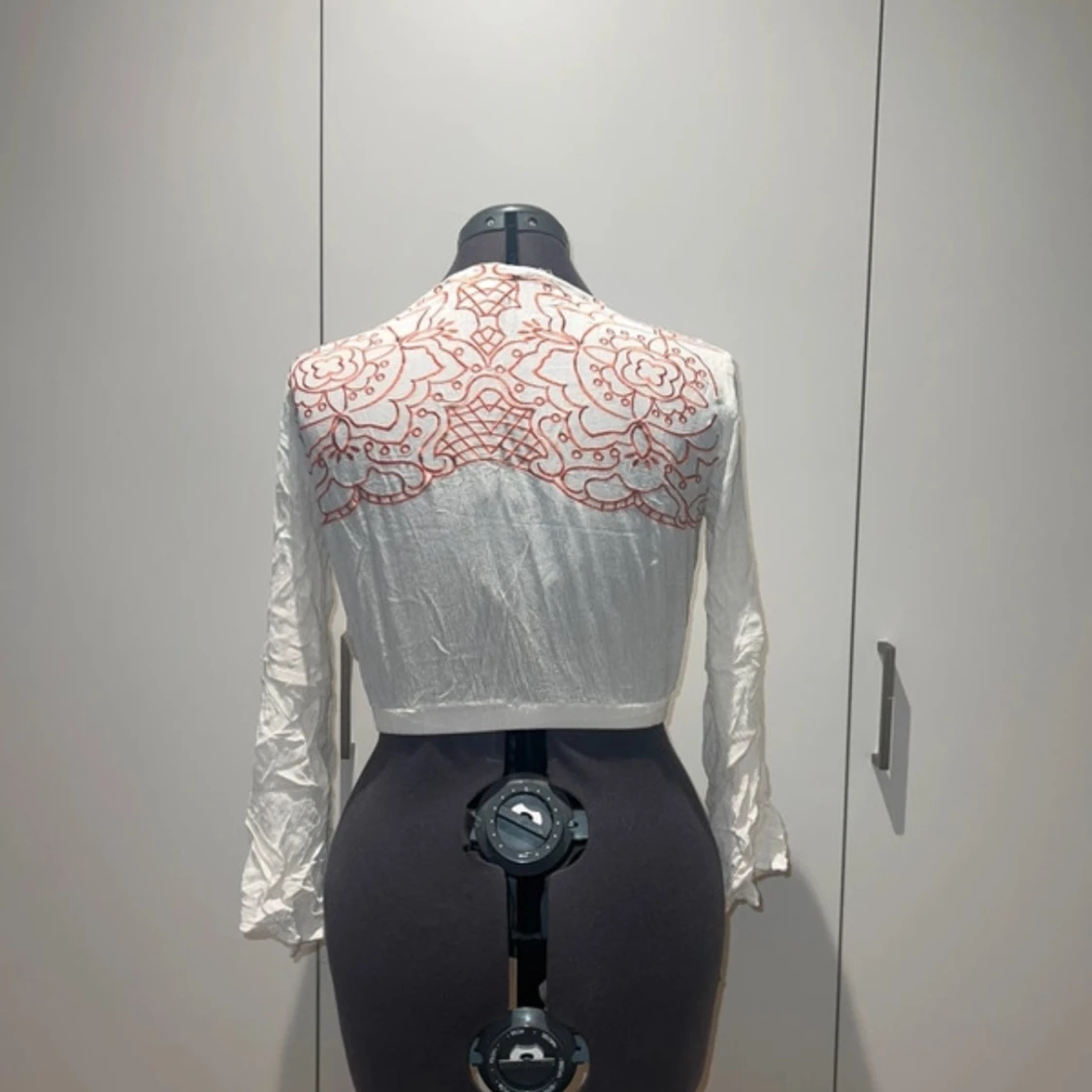 Tröja/topp vit med mönster  - 90