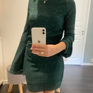 Glittrig klänning - Superfin glitterklänning med öppen rygg, perfekt för nyår eller andra festligheter. Använd en gång så är i nyskick. Pris kan diskuteras💚 
