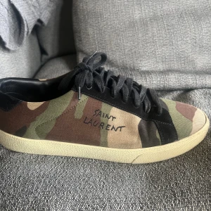 Saint Laurent dojor - Sjukt feta saint Laurent skor som funkar perfekt nu när hösten/vintern börjar närma sig, snygg camo färg och man kan göra sjuka outfits Skick 8,5/10  Köpta på plick för 3800 och använt kanske 4-5 gånger spenderat 600 hos skomakare också