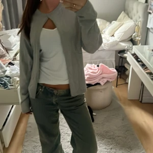 Grå stickad kofta  - Säljer min jätte mysiga kofta från bik bok💕köptes nyss knappt använd!😇Ny pris 400kr!