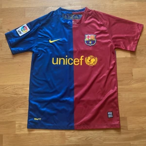 Barcelona tröja  - Säljer denna vintage barcelona 08/09 tröjan i väldigt bra skick!! ❤️💙 Priset är ej hugget i sten!