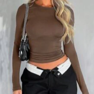 Brun långärmad topp - Snygg brun långärmad topp som är perfekt för höst och vinter. Den har en tight passform och är superbekväm. Löser tydligare bilden om du vill. från shein🩷 lite mindre i storleken!