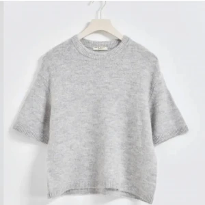 Stickad kortärmad  - Säljer denna ursnygga slutsålda stickade kortärmade tröjan från Gina!! Helt ny