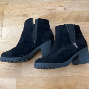 Klack - Små repor längst fram på båda skorna.  Storlek 39