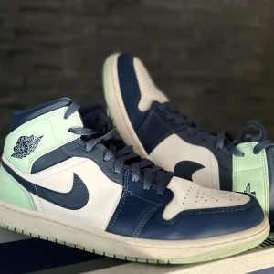 Jordan 1' mids blue mint - Säljer ett par jordan 1' som är i intil nykvaritet. De är verifierade och köpa på stockX för drygt 1,5 år senad och endast använda ett fåtal gånger.
