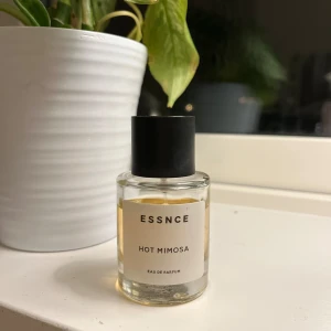 Hot mimosa - Parfym från Essnce inspirerad av Linn Ahlborgs Hot Shot, 50ml, se bild två hur mycket som är kvar 🤍