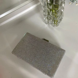 Balväska  - Säljer den här super snygga väska som jag använde på min bal då den matchade med min balklänning. ⚡️🥂Den här lite smink fläckar (andra bilden) men inget som syns väl mycket.👍🏻