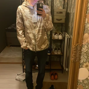 Woolrich windbreaker - Woolrich camo windbreaker, ny skick (endast provad) storlek L men sitter som M perfekt för vår och höst väder, säljs inte längre