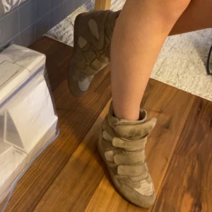 Isabel marant beckett sneakers storlek 38 olivfärg - Säljer nu dessa olivfärgade isabel markant Beckett sneakers i storlek 38!💗 Så sjukt snygga och en så snygg höstfärg som går till allt!💕Box tillkommer🤗 skriv för fler bilder / frågor🩷