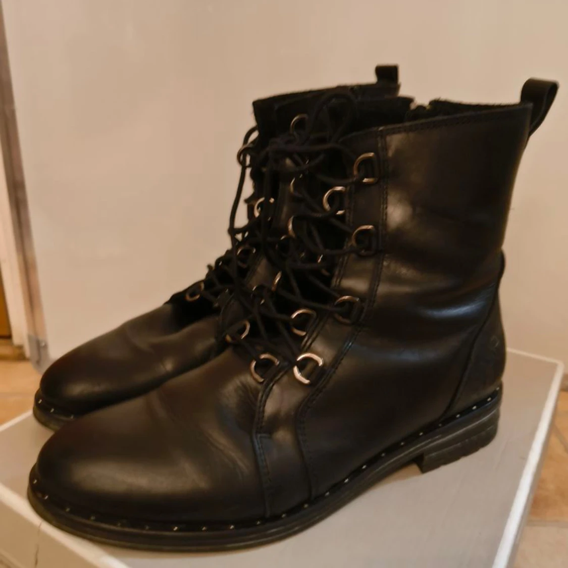 Svarta stövlar  - 91