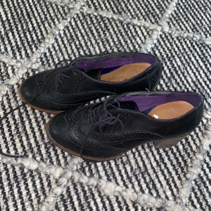 Klackar - Eleganta klackar som är sköna och lätta att gå i. Fick dom av mamma men eftersom hon har lite mindre fötter än jag så säljer jag 