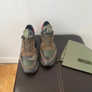Valentino Rockrunners  - Ett par fräscha Valentino Rockrunners som passar perfekt nu till hösten och vintern | skick: 8/10 | nypris ligger ungefär vid 6000kr, mitt pris: 1599kr | garanterat äkta ✅ | tillkommer: dustbag | priset är inte hugget i sten |  Mvh Wille 